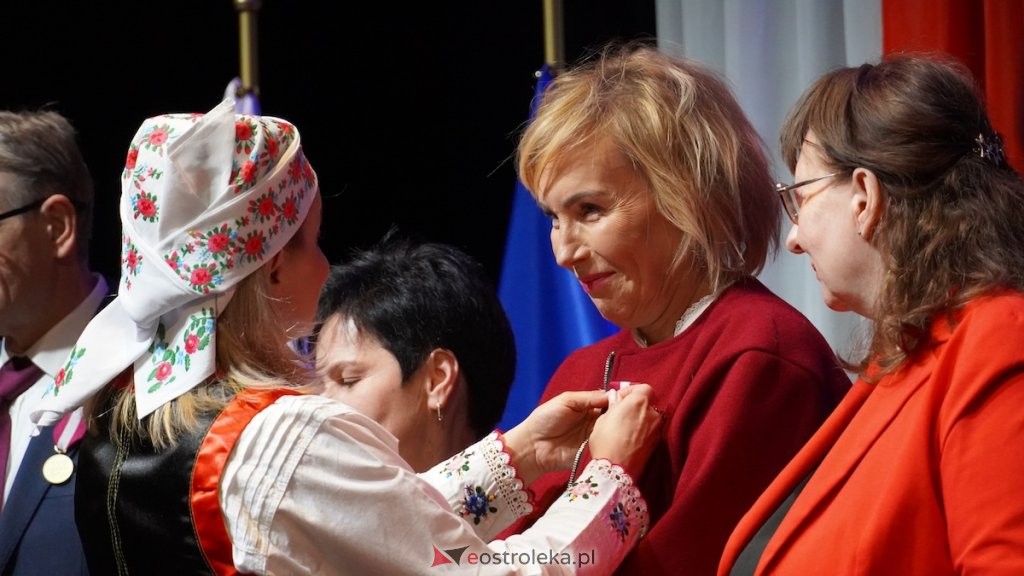 Nauczyciele i pracownicy oświaty z regionu uhonorowani. W Ostrołęce wręczono medale państwowe! [ZDJĘCIA, WIDEO]