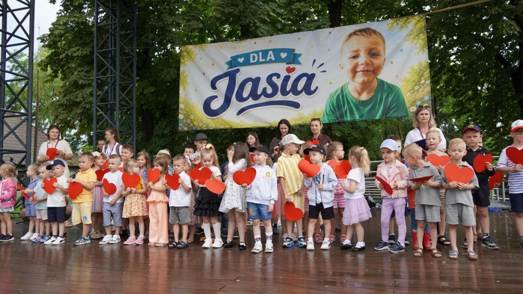 Wielkie serca na Placu Dworcowym. Trwa festyn charytatywny dla małego Jasia z Ostrołęki [WIDEO, ZDJĘCIA]