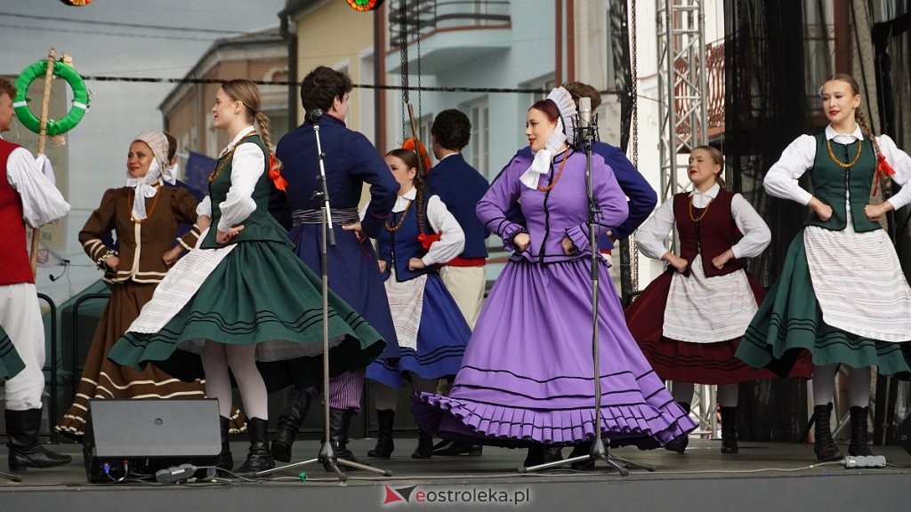 Plac Bema pełen muzyki i kolorów. Wielki finał festiwalu folkloru WIDEO, ZDJĘCIA]