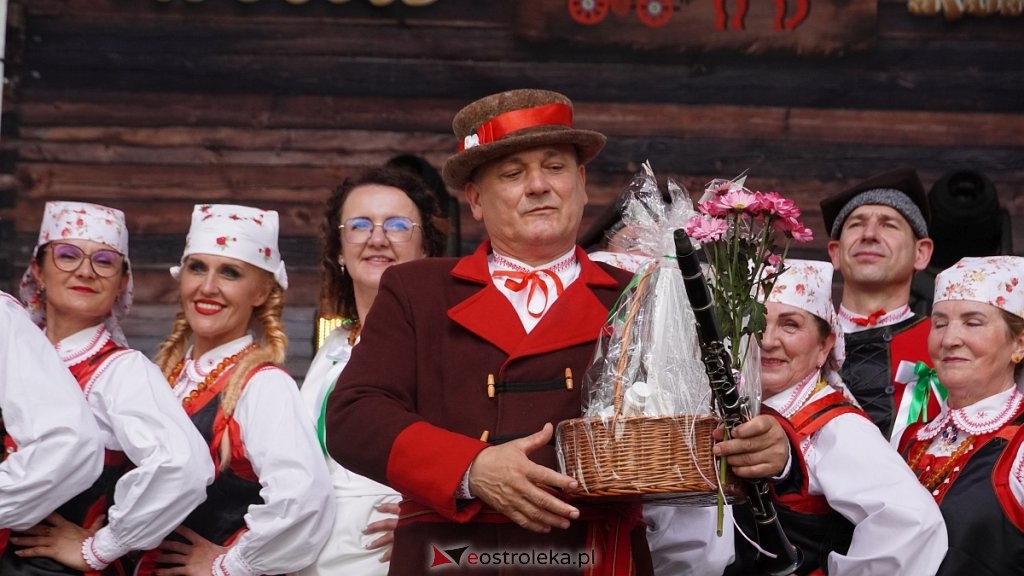Tego nie było w scenariuszu. Wzruszający moment na Weselu Kurpiowskim! [WIDEO, ZDJĘCIA]