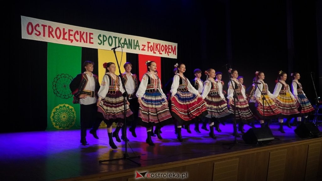 Trwają Ostrołęckie Spotkania z Folklorem. Drugi dzień imprezy i kurpiowskie smaki w OCK [ZDJĘCIA, WIDEO]