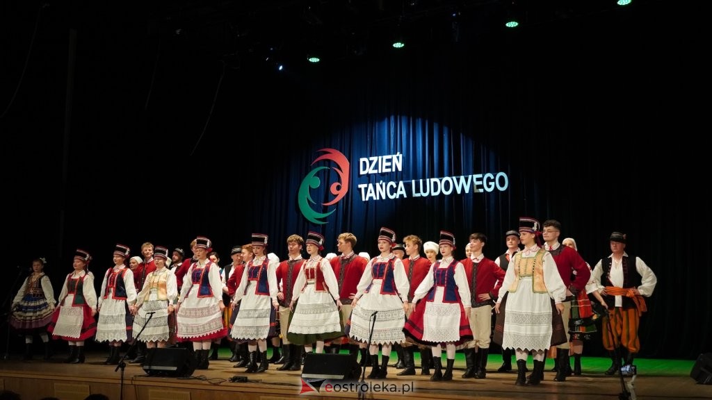 Kolorowo, gwarnie i z przytupem! ZTL Ostrołęka zachwycił podczas Dnia Tańca Ludowego w OCK [ZDJĘCIA, WIDEO]