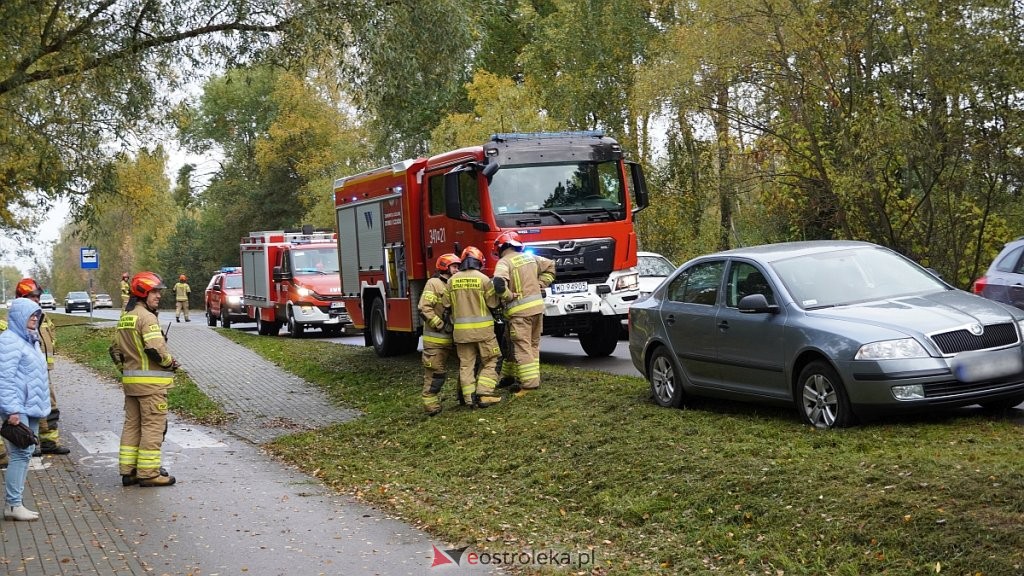Zderzenie dwóch samochodów na ul. Goworowskiej w Ostrołęce. Jedna osoba poszkodowana! [WIDEO, ZDJĘCIA]