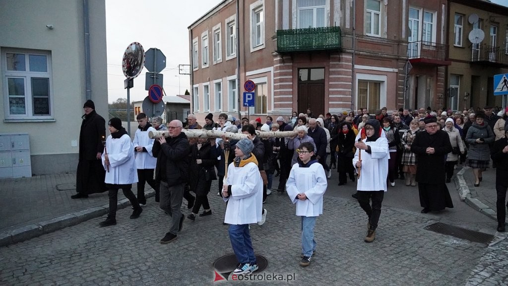 Wielki Tydzień pełen refleksji. Ulicami Ostrołęki przeszła Droga Krzyżowa [WIDEO, ZDJĘCIA]