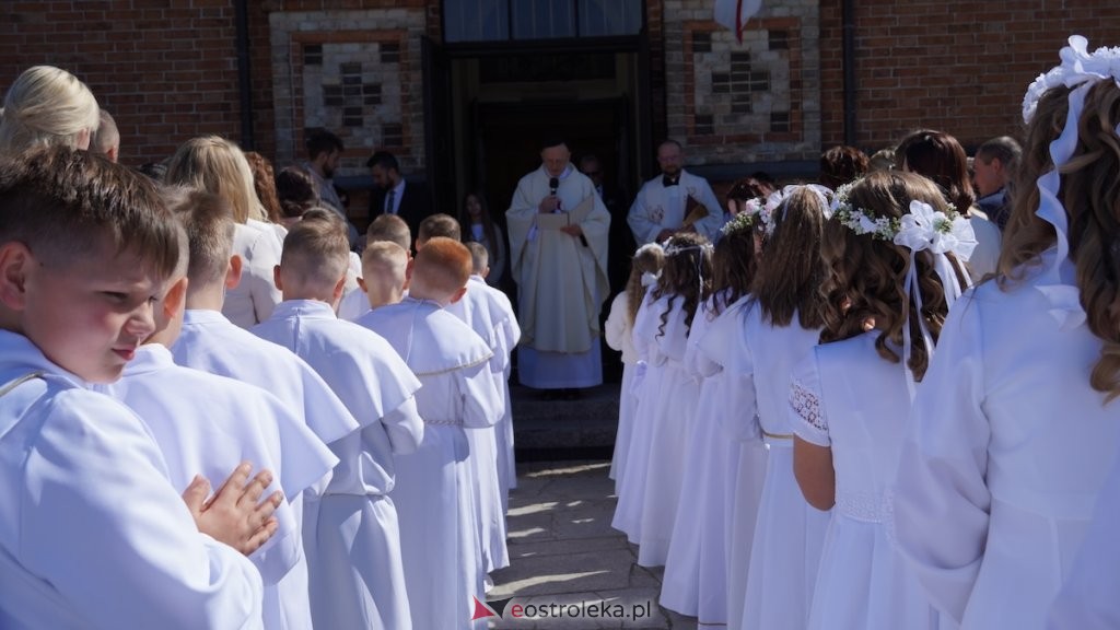 Pierwsza Komunia Święta w parafii pw. św. Wojciecha w Ostrołęce. Wyjątkowy dzień dla wielu rodzin [ZDJĘCIA, WIDEO]