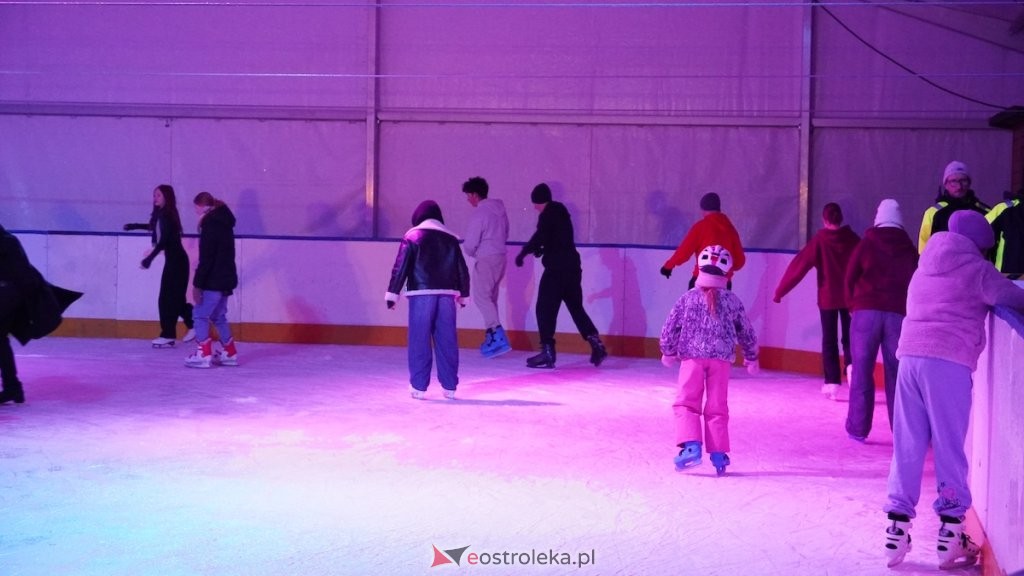 Lodowisko miejskie w Ostrołęce już otwarte! Sprawdź godziny otwarcia i cennik [ZDJĘCIA, WIDEO]