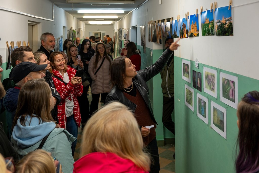 Opuszczony „hotel pielęgniarek” znów ożył! Galeria Bezdomna znalazła tu nowy, tymczasowy dom [ZDJĘCIA]