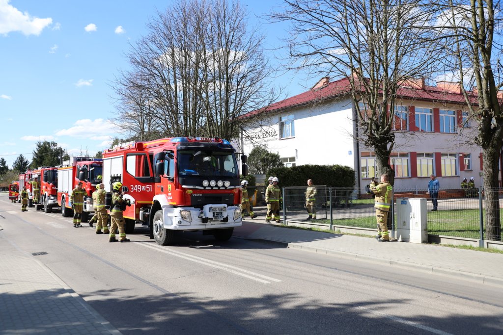 Wielka akcja strażaków w szkołach i pod kościołami. Co się działo w gminie Lelis? [ZDJĘCIA]