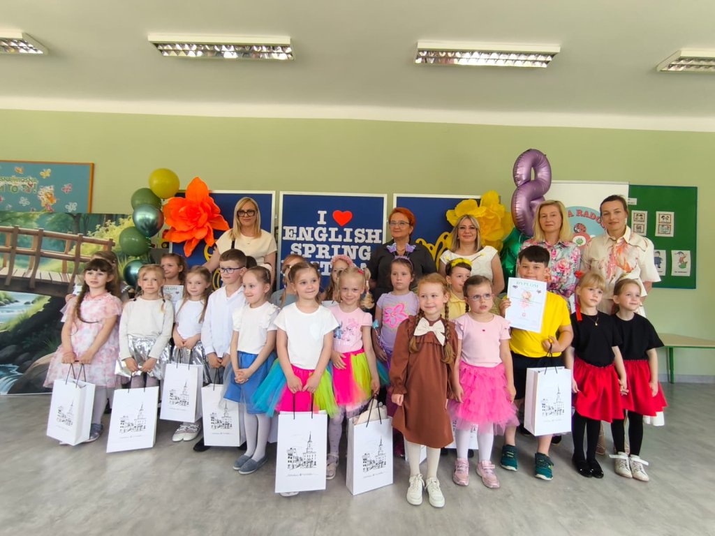 Małe talenty z Ostrołęki zaśpiewały po angielsku. Konkurs w Przedszkolu Miejskim nr 8 [ZDJĘCIA]