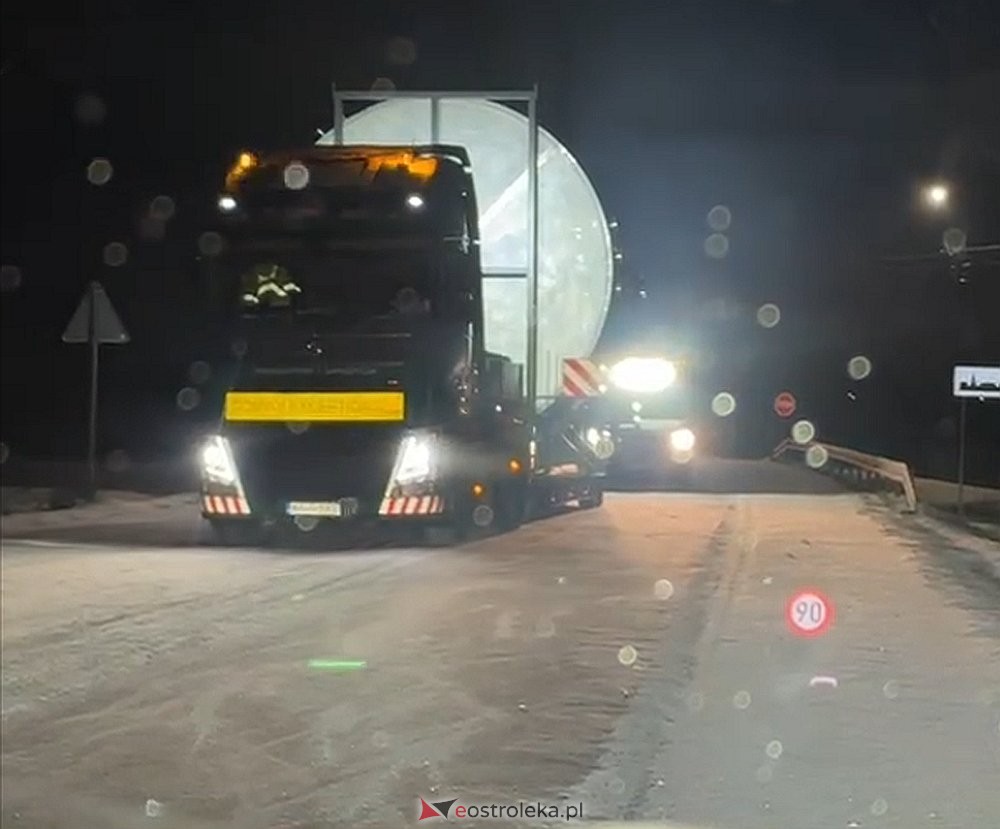 Nocna operacja w Ostrołęce: Zobacz, co transportowały wielkie ciężarówki [WIDEO]