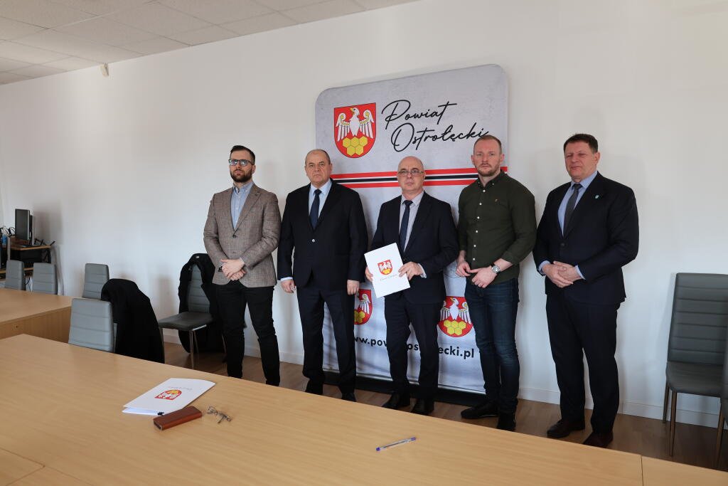 Powiat Ostrołęcki podpisał umowę na przebudowę drogi w Ludwinowie [ZDJĘCIA]