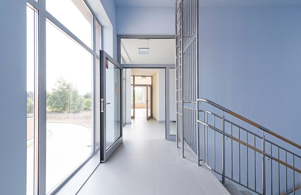 Hala produkcyjno-magazynowa z częścią biurową. Kiedy łączenie funkcji ułatwia zarządzanie