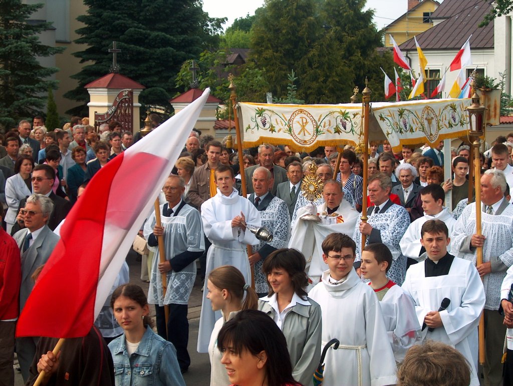 Wydarzenie, które połączyło całe miasto. Tysiące wiernych na ulicach Ostrołęki [ZDJĘCIA]