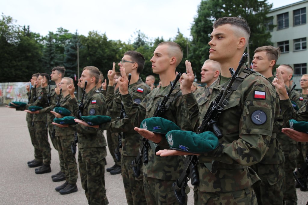 Przysięga wojskowa młodych ochotników. Kolejni już czekają w kolejce [ZDJĘCIA]