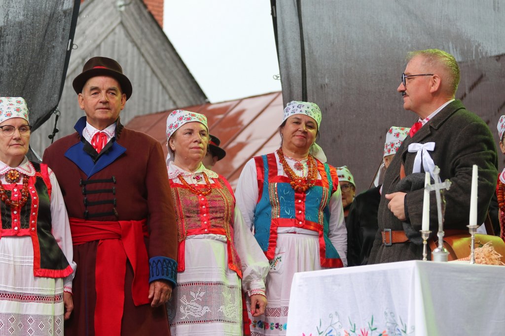 „Wesele na Kurpiach" po procesji Bożego Ciała. Widowisko ku czci ks. Skierkowskiego [WIDEO, ZDJĘCIA]