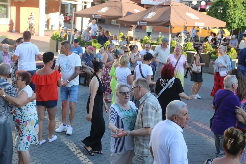 Potańcówka na Placu Wolności w Ostrołęce. Upał nie przeszkodził w zabawie [WIDEO, ZDJĘCIA]