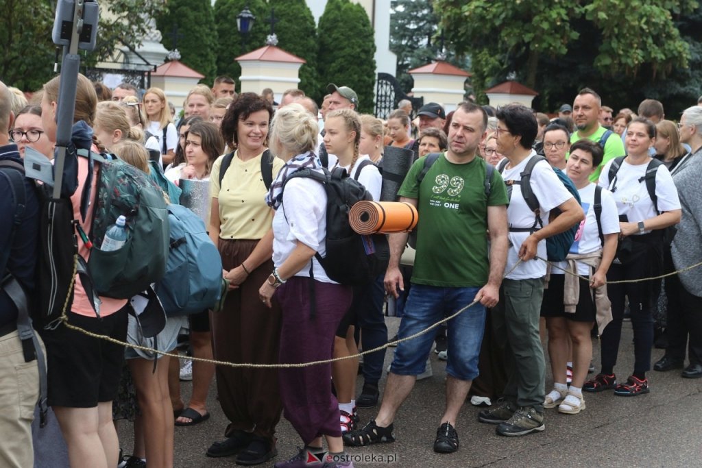 Cztery dni za pielgrzymami. Grupa z Ostrołęki dotarła do Huty Mińskiej [ZDJĘCIA]