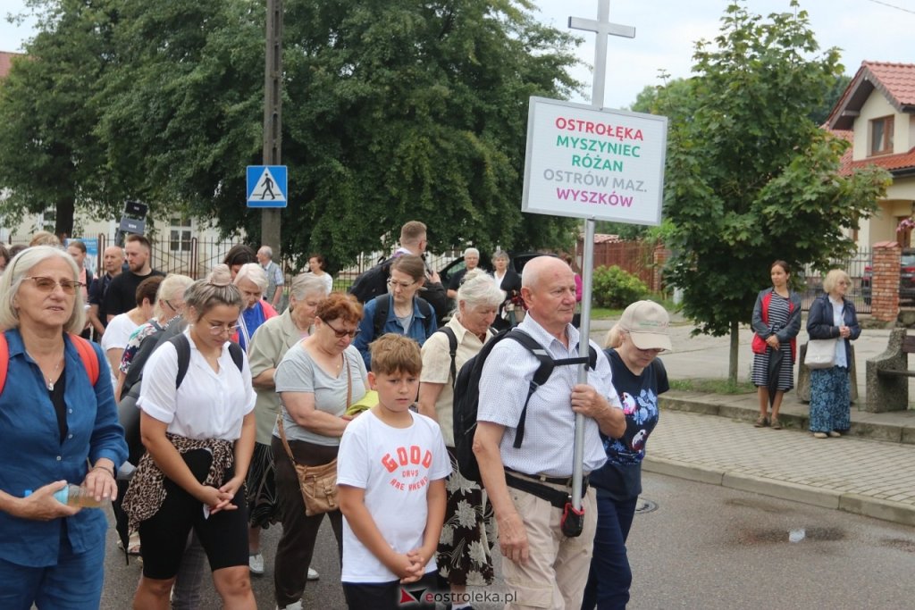 Pielgrzymka w morderczym upale. Pątnicy coraz bliżej Jasnej Góry [WIDEO, ZDJĘCIA]