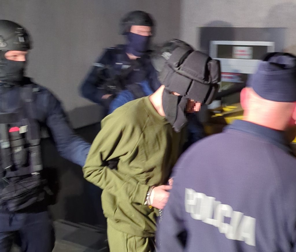 Atak w szkole w Ostrołęce. 9 zarzutów dla Jakuba Z. Ładunek w plecaku miał dużą siłę rażenia! [WIDEO]
