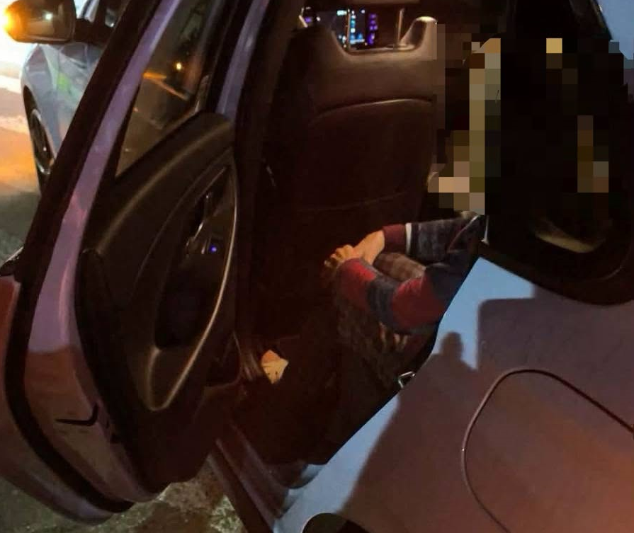 Czujność na urlopie. Policjanci z Sochaczewa uratowali seniorkę w powiecie ostrołęckim