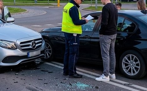 Prawdopodobieństwo jedno na milion? Zderzyli się w Ostrołęce, policjanci przecierali oczy ze zdumienia