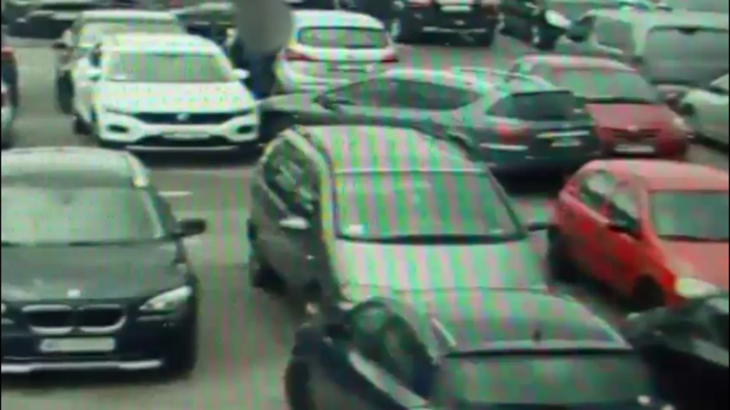 Kto uszkodził Volkswagena pod Galerią Bursztynową? Policja publikuje nagranie i szuka świadków [WIDEO]