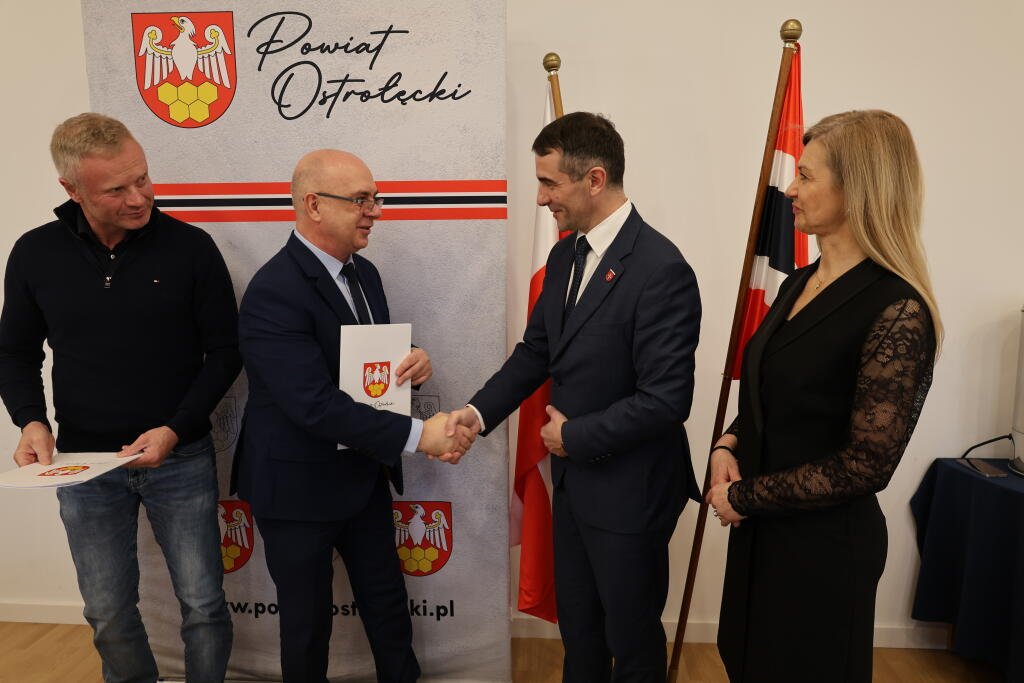 Ponad 2,2 mln zł na drogę w Kordowie. Powiat podpisał umowę z wykonawcą