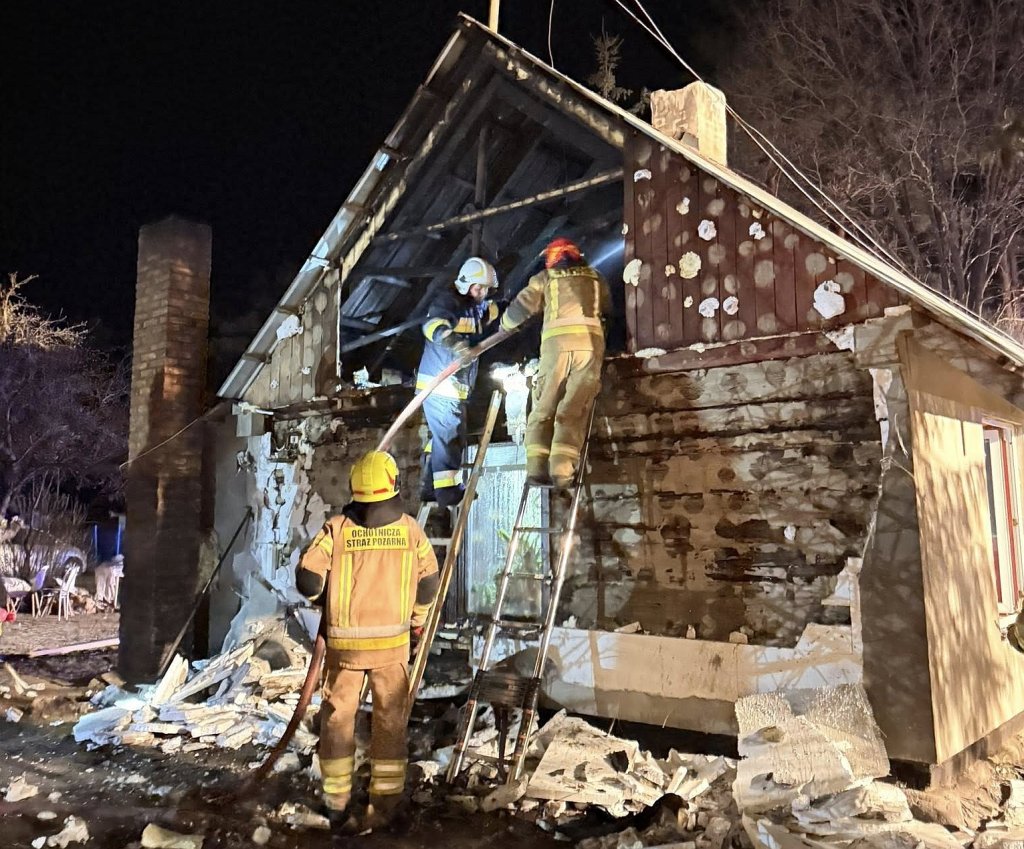 Nocna walka z ogniem w Kuciejach. Drewniany dom stanął w płomieniach [ZDJĘCIA]