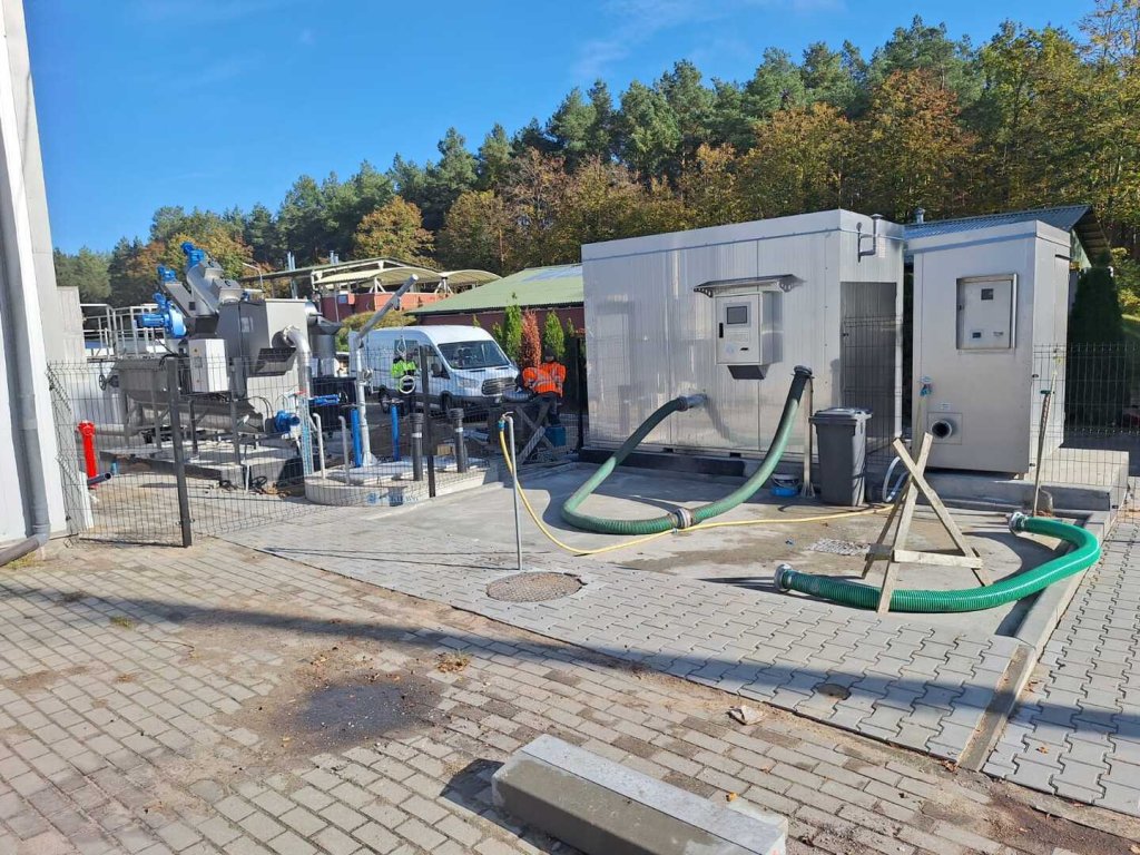 Zmodernizowana oczyszczalnia ściek&oacute;w w gminie Lelis &ndash; nowe urządzenia i kontenery techniczne