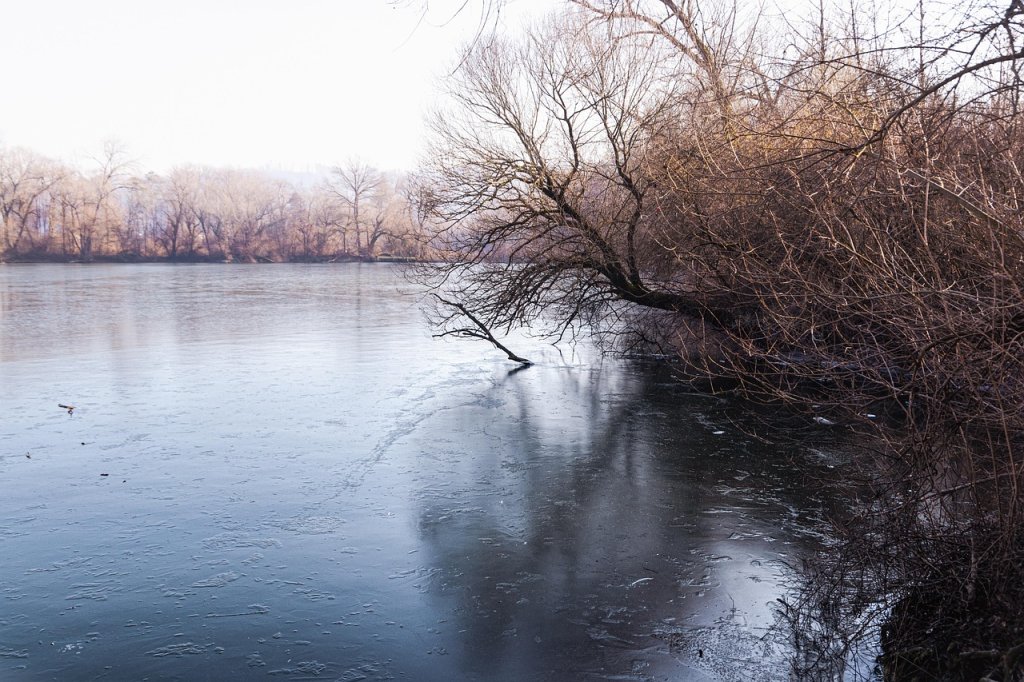 Śmiertelna pułapka na zamarzniętych jeziorach. Dlaczego wchodzenie na lód to rosyjska ruletka?