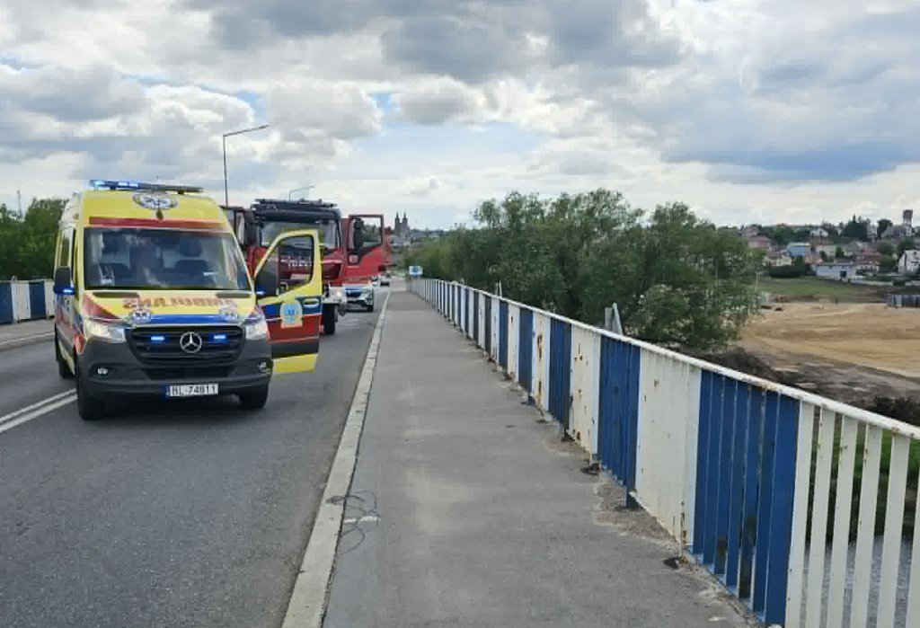 Sekundy od tragedii na moście! Wszyscy zamarli, kiedy zobaczyli, co dzieje się za barierką!