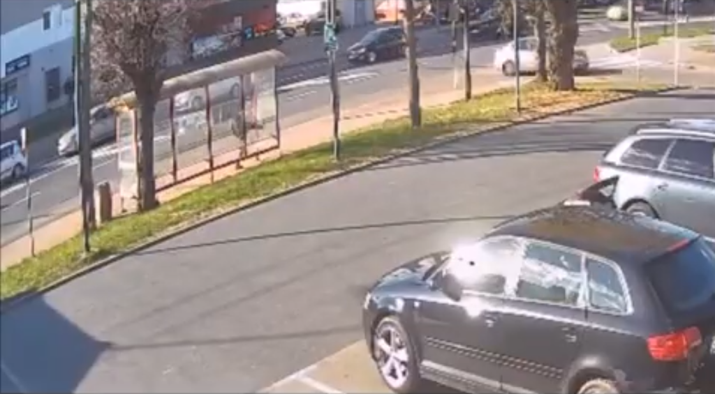 34-latek postanowił stoczyć pojedynek z wiatą przystankową [WIDEO Z MONITORINGU]