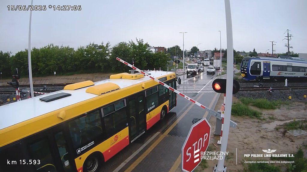 Szokujące nagranie z przejazdu kolejowego. Autobus wjechał prosto pod opuszczające się szlabany [WIDEO]