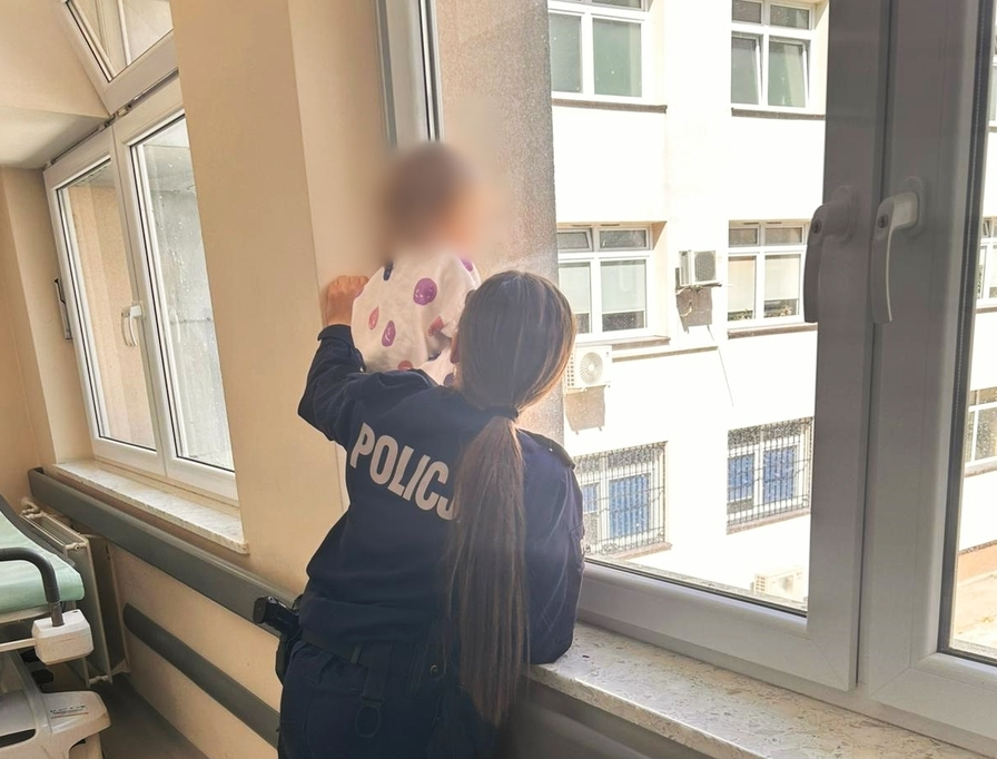 Dramat dwulatki! Uciekła od pijanej matki do sąsiadów