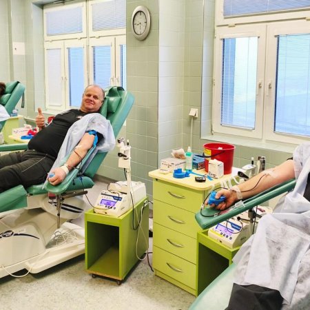 Strażnicy więzienni oddali krew. Wyróżnienie dla bohatera z 20 litrami! [ZDJĘCIA]