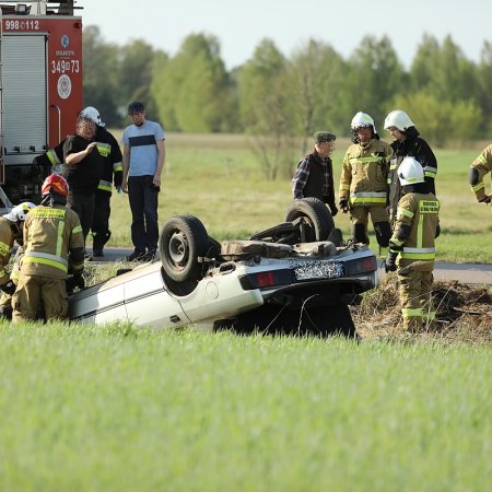 Groźne dachowanie w gminie Olszewo-Borki. Za kierownicą 19-latka [WIDEO, ZDJĘCIA]