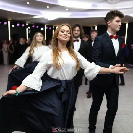 Studniówka 2026. Spektakularny polonez maturzystów I LO w Ostrołęce. Internauci zachwyceni [WIDEO]