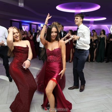 Studniówka I LO w Ostrołęce. Maturzyści bawili się w Olimpii [WIDEO, ZDJĘCIA]