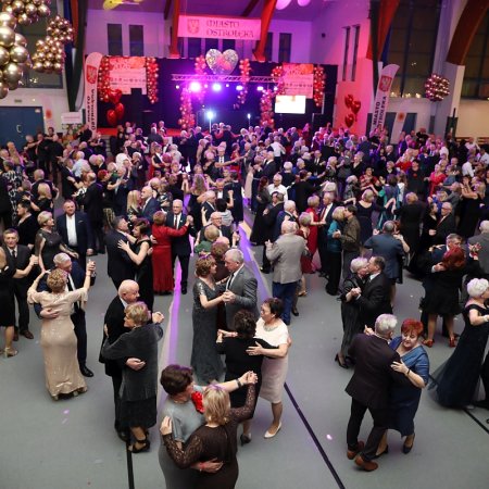 Tak się bawią seniorzy! Walentynkowy bal w Ostrołęce [WIDEO, ZDJĘCIA]