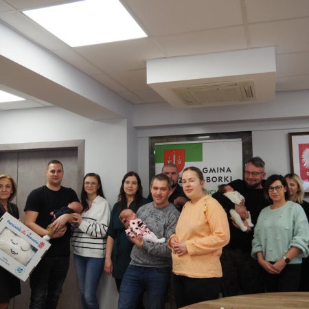 Pierwsze wyprawki dla najmłodszych mieszkańców rozdane! Wójt Krzysztof Grala wręczył "paczuszkę dla maluszka" [ZDJĘCIA]