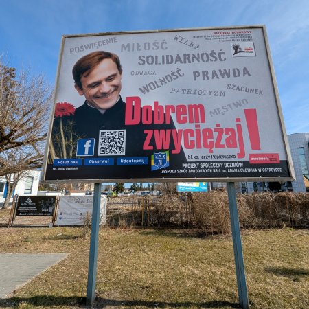 Mijasz go codziennie przy dworcu. "Dobrem zwyciężaj!" [WIDEO]