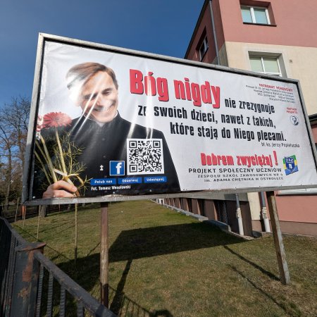 Ksiądz Popiełuszko na kolejnym billboardzie w Ostrołęce. Z ważnym przesłaniem [WIDEO, ZDJĘCIA]
