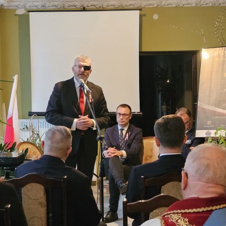 Politycy i historycy w pałacu w Szczawinie. Wśród gości Grzegorz Braun [ZDJĘCIA]