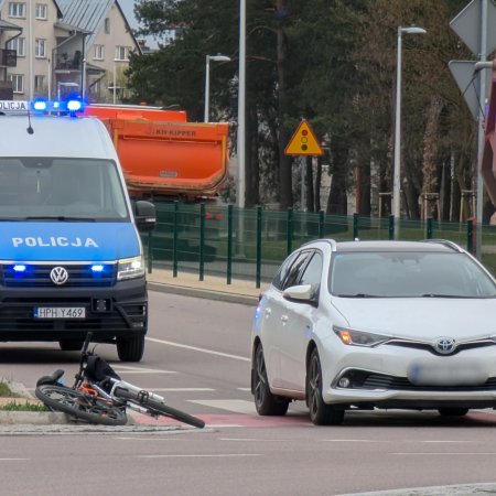 Groźny wypadek w porannym szczycie. Rowerzysta potrącony na rondzie w Ostrołęce [ZDJĘCIA]