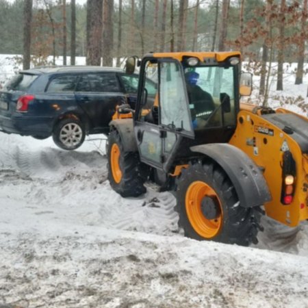 Szklanka na drogach zbiera żniwo. Toyota uderzyła w drzewo, poszkodowana jedna osoba [ZDJĘCIA]