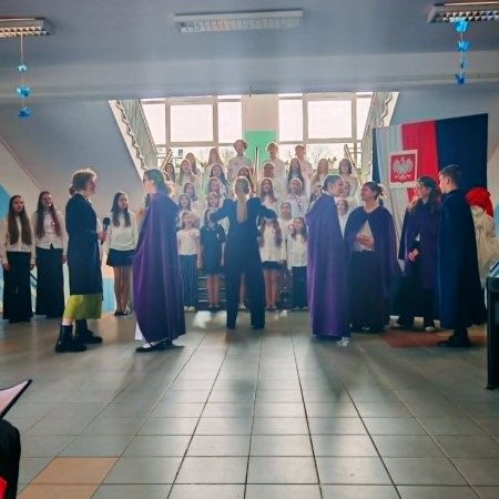 Uroczysty apel w SP 10 z okazji rocznicy uchwalenia Konstytucji 3 Maja [ZDJĘCIA]