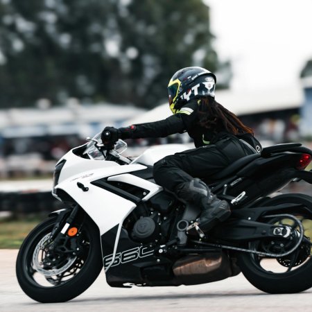 Kobiety w Ostrołęce coraz częściej wybierają motocykle. Jak zacząć?