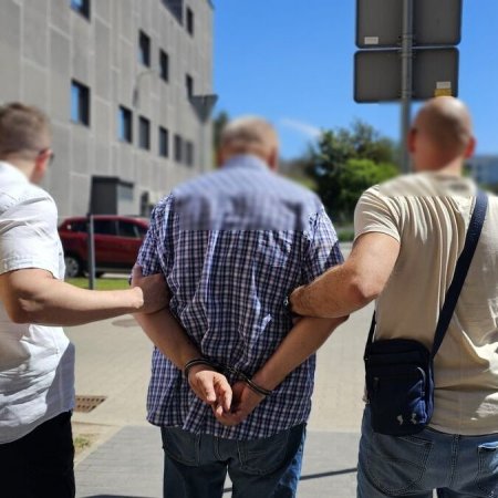 Afera oświatowa z ostrołęckim wątkiem. Zatrzymania i przeszukania [WIDEO, ZDJĘCIA]