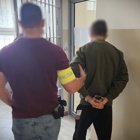 Ostrołęka: 94-latka straciła 30 tys. zł metodą „na wnuczka”. Podejrzani zatrzymani pod Warszawą [WIDEO]