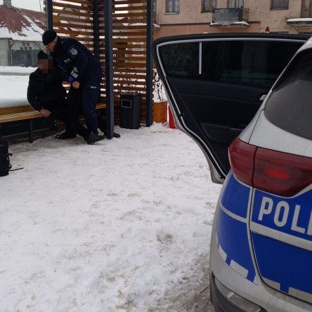 Boso na mrozie przy przystanku. Ta spirala pomocy uratowała ludzkie życie!